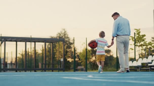 Pai Filho Quadra Basquete Verão — Vídeo de Stock