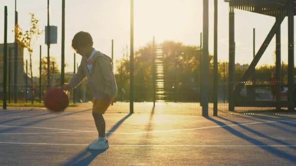 Ragazzino Che Gioca Basket Tramonto — Video Stock