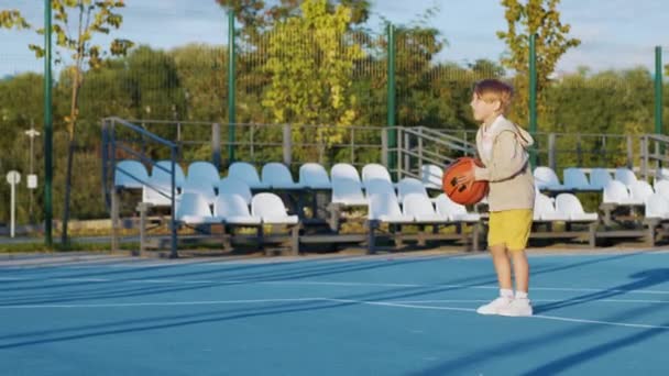 Little Boy Playing Basketball Court — Stock Video