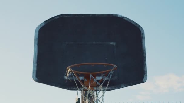 Bola Basquete Voando Cesta Close — Vídeo de Stock