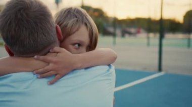 Baba oğul kucaklaşması, yakın çekim.