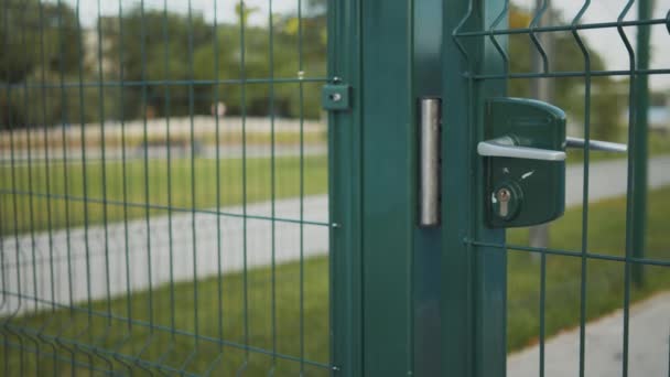 Mão Homem Abrindo Uma Porta Para Tribunal Parque — Vídeo de Stock
