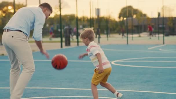 Tata Syn Grają Koszykówkę Otwartej Przestrzeni — Wideo stockowe