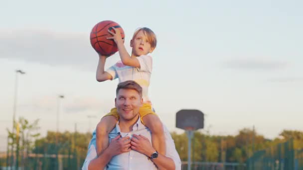 Tata Syn Grają Koszykówkę Otwartej Przestrzeni — Wideo stockowe