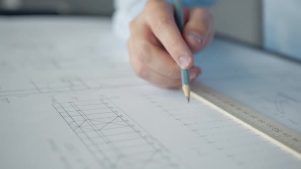 Чоловічі Руки Малюють План Будівництва Офісі — стокове відео