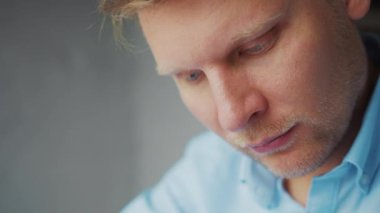 Olgun bir iş adamının portresi. Yakın plan.