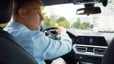 Arabadaki genç adam, yakın plan.