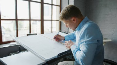 Atölyede çalışan genç mimar.