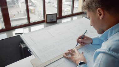 Bir atölyede çalışan genç mimar.