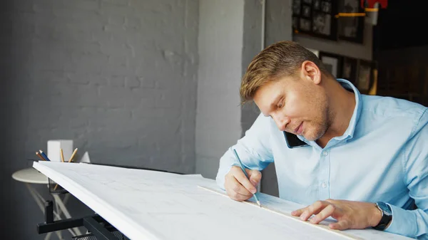 Joven Arquitecto Hablando Por Teléfono Trabajo Oficina — Foto de Stock