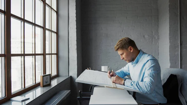 Jovem Arquiteto Trabalho Escritório — Fotografia de Stock