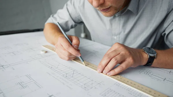 建築計画書を描く若い建築家 クローズアップ — ストック写真