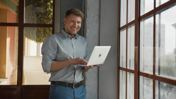 Ung Arkitekt Med Laptop Vid Fönstret — Stockfoto