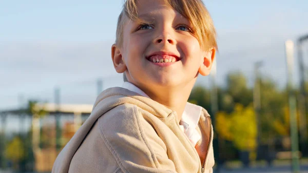 Malý Chlapec Létě Parku — Stock fotografie