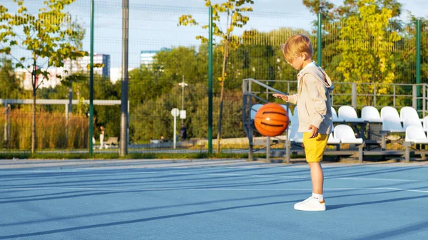 Niño Jugando Baloncesto Parque — Foto de Stock