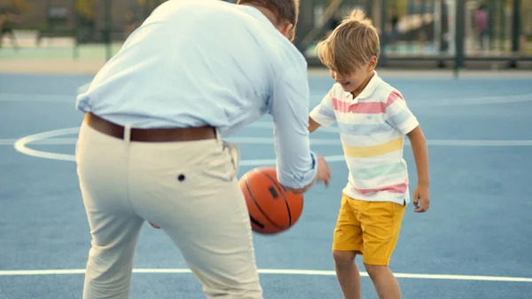 Father Son Playing Ball Stadium Park — Stock Photo, Image