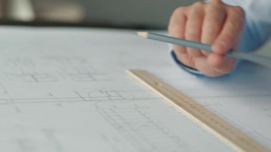 Kalemle bir mimar elleri, yakın plan.