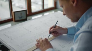 Ofiste çalışan genç tasarımcı.