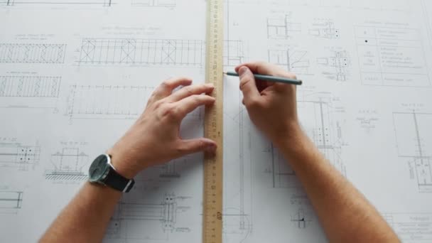 Mãos Masculinas Desenho Plano Construção Close — Vídeo de Stock