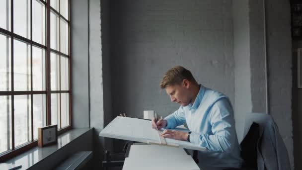 Jovem Engenheiro Trabalho Escritório — Vídeo de Stock