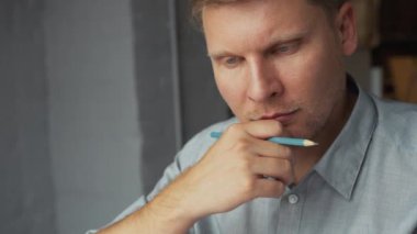 Ofiste konsantre bir adam var.