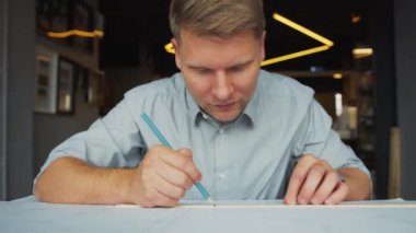 Ofiste çalışan genç mimar.