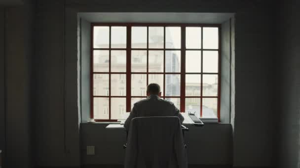 Junger Architekt Entspannt Fenster Büro — Stockvideo