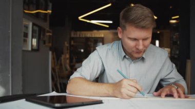 Ofiste tabletli genç bir adam var.