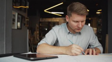 Ofiste tableti olan genç bir mimar.