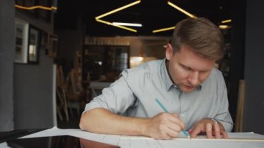 Ofiste tabletli bir işçi var.