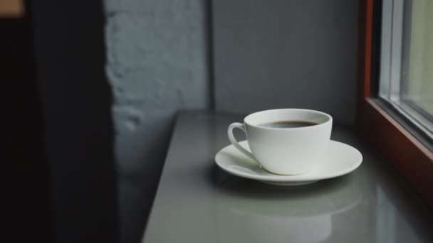 Taza Blanca Con Café Junto Ventana — Vídeos de Stock