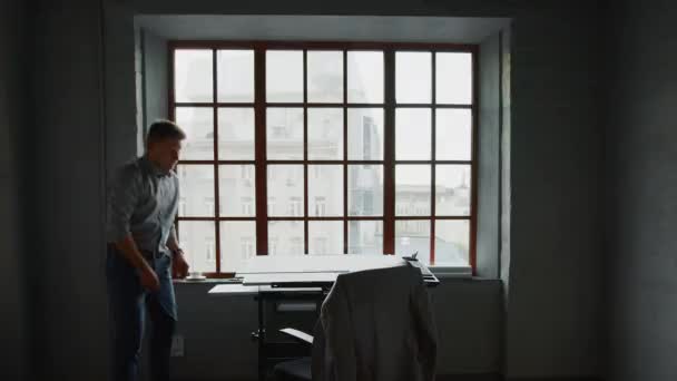 Ofisteki Pencerenin Yanındaki Genç Adam — Stok video