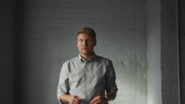 Ofiste çalışan genç bir işadamı.