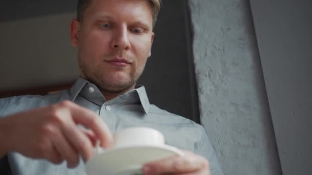 Junger Mann Trinkt Kaffee Büro — Stockvideo