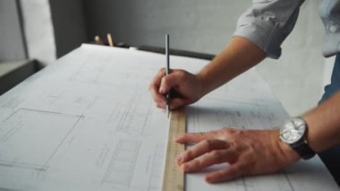 Ofiste çalışan genç mimar.