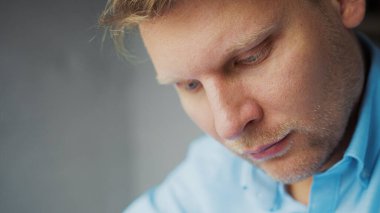 Ofisteki iş adamını yakından düşün.