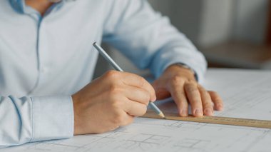 Mimarın elleri atölyede çizim yapıyor.