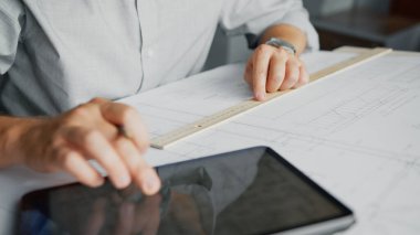 Tabletli mimar eller, yakın plan