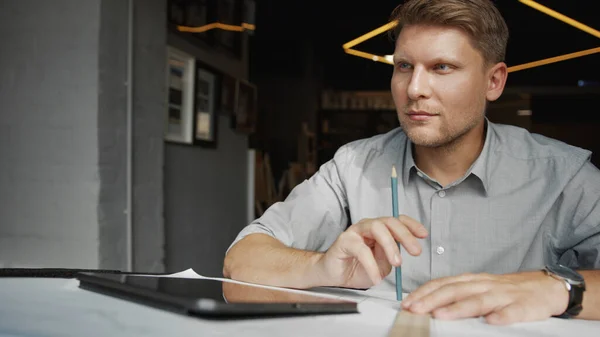 Denkende Man Met Een Bouwplan Het Kantoor — Stockfoto