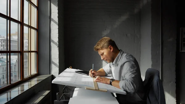 Trabalhando Homem Com Plano Mesa Dentro Casa — Fotografia de Stock