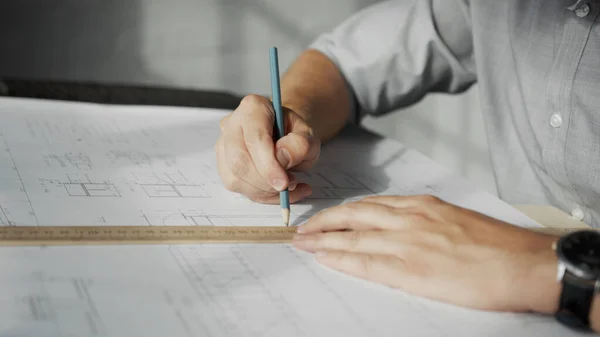 Mãos Arquiteto Fazendo Desenho Escritório — Fotografia de Stock