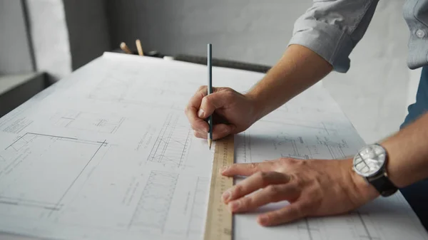 Les Mains Engeneer Faisant Dessin Dans Atelier Gros Plan — Photo