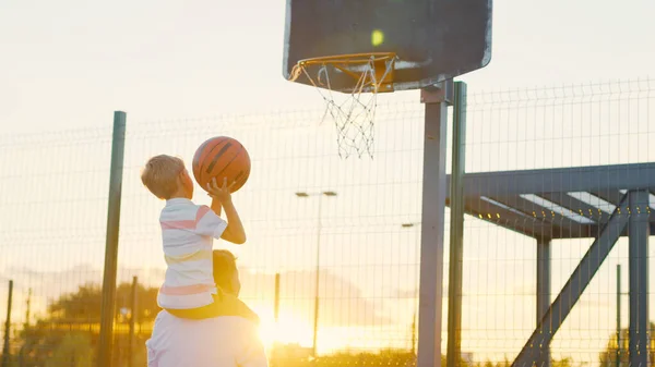 Otec Syn Hrají Basketbal Hřišti Při Západu Slunce — Stock fotografie