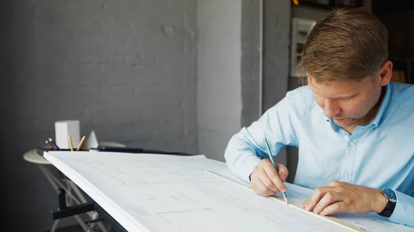 Jovem Engenheiro Trabalho Escritório — Fotografia de Stock