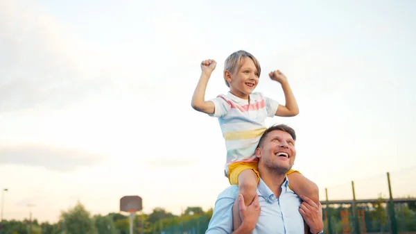 Feliz Padre Hijo Jugando Baloncesto Cancha — Foto de Stock