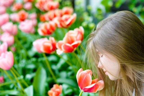 Boldog Fiatal Tizenéves Lány Szippantás Tulip Egy Réten — Stock Fotó