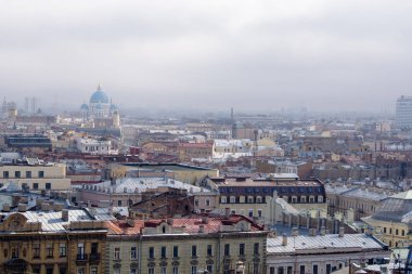 Binalar, sokaklar, köprüler, nehirler ve kanallar St. Petersburg, Rusya'nın görünümü.