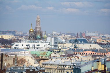 Binalar, sokaklar, köprüler, nehirler ve kanallar St. Petersburg, Rusya'nın görünümü.