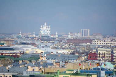 Binalar, sokaklar, köprüler, nehirler ve kanallar St. Petersburg, Rusya'nın görünümü.