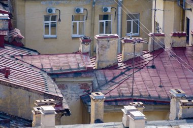 Binalar, sokaklar, köprüler, nehirler ve kanallar St. Petersburg, Rusya'nın görünümü.
